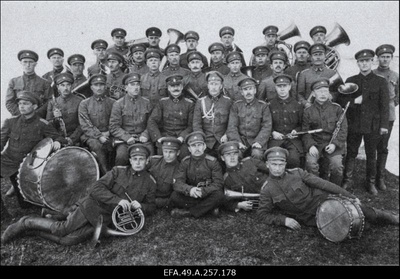Vabadussõda. 1.Jalaväepolgu orkester Peeterristil. Istujate rivis vasakult 4. polguülem polkovnik Otto Heinze, 5. polgu adjutant leitnant Hans Tuksam (Tuuksam).  duplicate photo