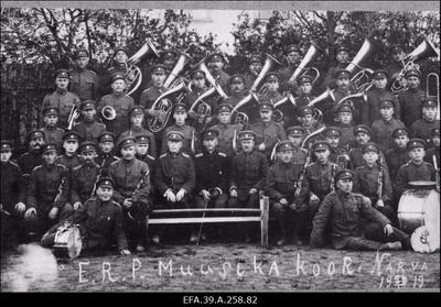 Vabadussõda. 4.Jalaväepolgu orkester. Keskel istub (must frentš) polguülem polkovnik Aleksander Seiman, tema paremal käel polgu adjutant leitnant Johannes Usgam (Uuskam) ja vasakul käel orkestri kapellmeister sõjaväeametnik  Eduard Knude (Knuude).  duplicate photo
