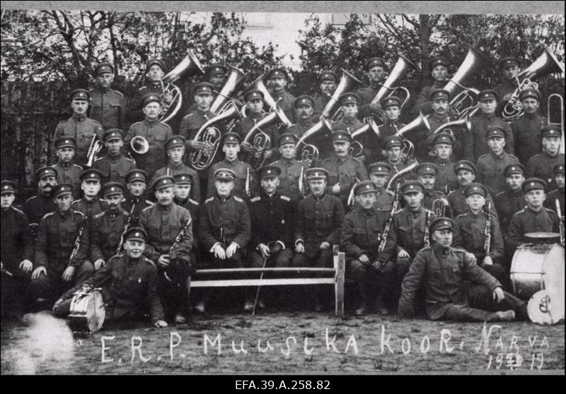 Vabadussõda. 4.Jalaväepolgu orkester. Keskel istub (must frentš) polguülem polkovnik Aleksander Seiman, tema paremal käel polgu adjutant leitnant Johannes Usgam (Uuskam) ja vasakul käel orkestri kapellmeister sõjaväeametnik  Eduard Knude (Knuude).