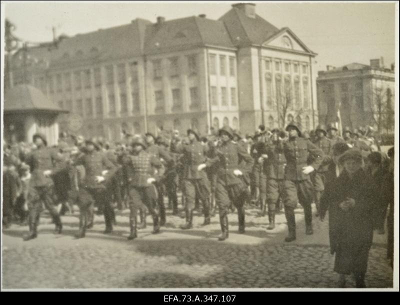 Kaitseväe Ühendatud Õppeasutuste 1.mai jalutuskäik linnas. Orkester Vabaduse platsil.
