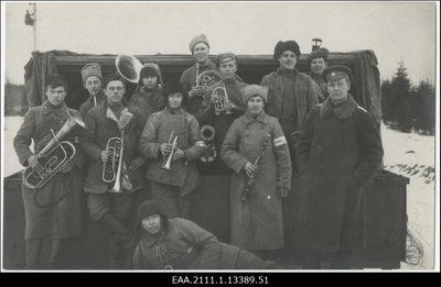 Vabadussõda, soomusrongide orkester suurtükiplatvormil  duplicate photo