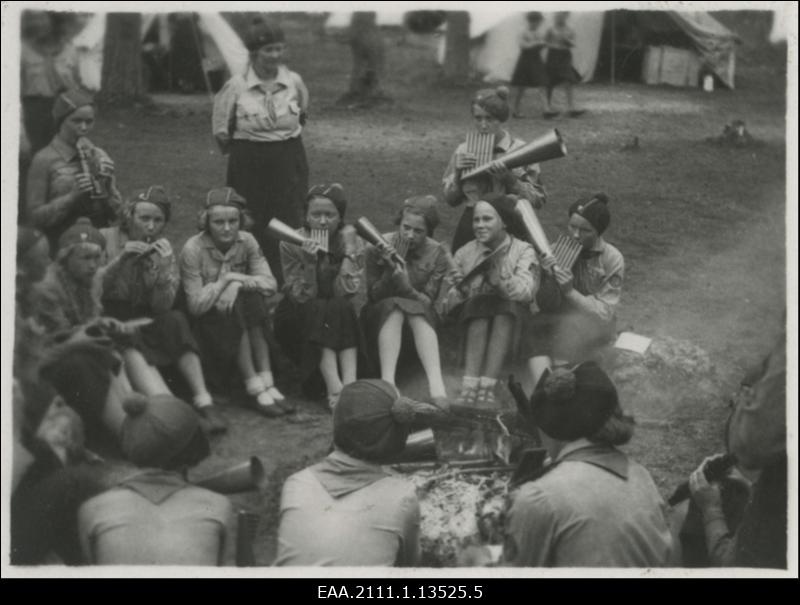 Kodutütarde Tartu, Pärnu ja Pärnumaa ringkondade ühine suvelaager Pärnu lähedal 05.-12.07.1937, kodutütarde orkester lõkke ääres mängimas