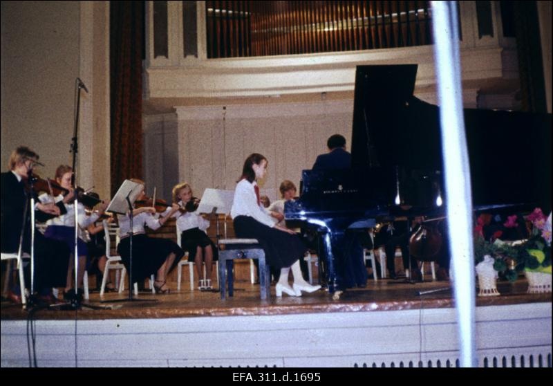 Tallinna Muusikakeskkooli 20. aastapäeva tähistamise kontsert-aktusel Estonia kontserdisaalis esineb kooli orkester. Klaveril mängib Piret Raudal.