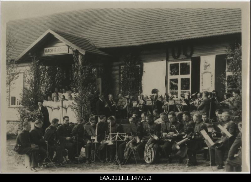 Väägvere laulukoor, orkester ja Tallinna kaitseliidu orkester D. O. Virkhausi mälestustahvli avamisel Väägvere koolimaja ees