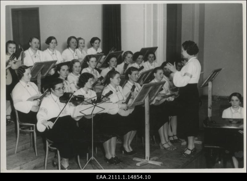 Tartu Töötavate Naiste Ühingu orkester esmakordsel esinemisel Vanemuises emadepäevaaktusel