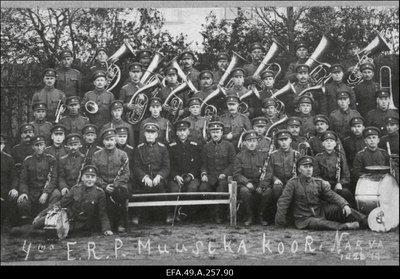 Vabadussõda. 4.Jalaväepolgu orkester. Keskel istub (must frentš) polguülem polkovnik Aleksander Seiman, tema paremal käel polgu adjutant leitnant Johannes Usgam (Uuskam) ja vasakul käel orkestri kapellmeister sõjaväeametnik  Eduard Knude (Knuude).  duplicate photo