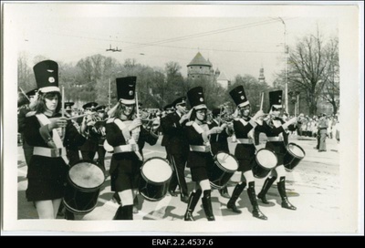 Suure Isamaasõja võidu 30. aastapäeva tähistamine, sõjaväeorkester pidulikul marsil Võidu väljakult liikumas Lauluväljakule, kus toimus miiting ja kontsert.  similar photo