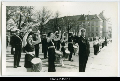 Suure Isamaasõja võidu 30. aastapäeva tähistamine, sõjaväeorkester ja pioneerid pidulikul rivistusel Võidu väljakul.  similar photo