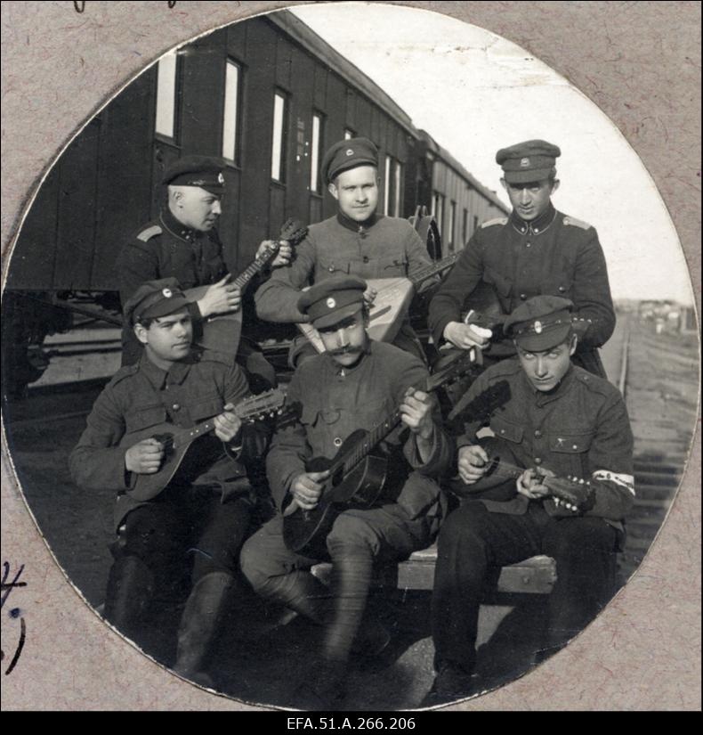 Laiarööpalise soomusrongi nr. 6 keelpilliorkester.