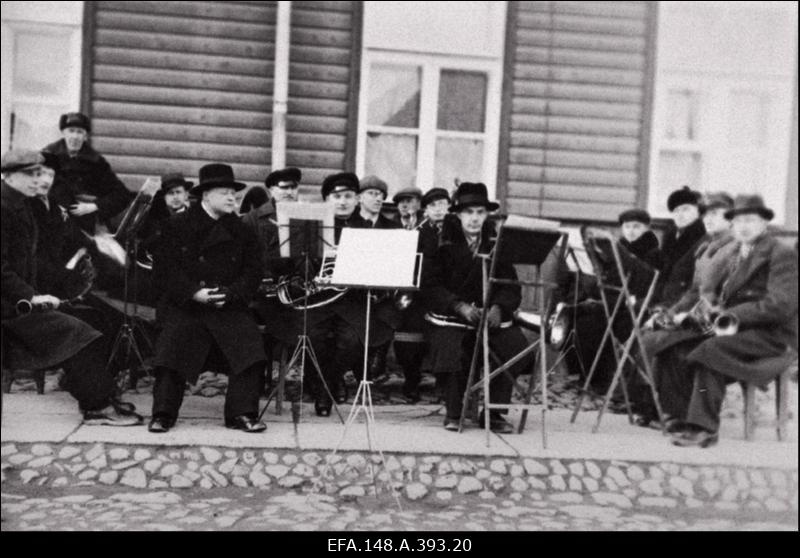 Kaitseliidu Petseri Maleva orkester. Orkestrijuhtide kursused. Orkester paraadidel ja tähtpäevadel Tallinnas, Petseris ja mujal.