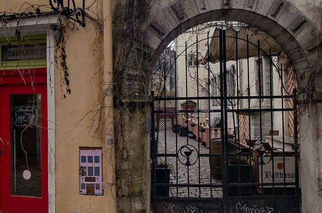 Vaade Saiakangi tänavast hoovi Tallinna vanalinnas rephoto