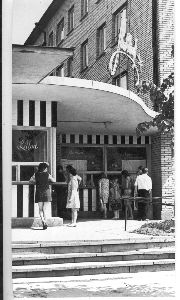 Foto. Kiosk (lilled-jäätis-mahlad) Jüri tn. 1972.