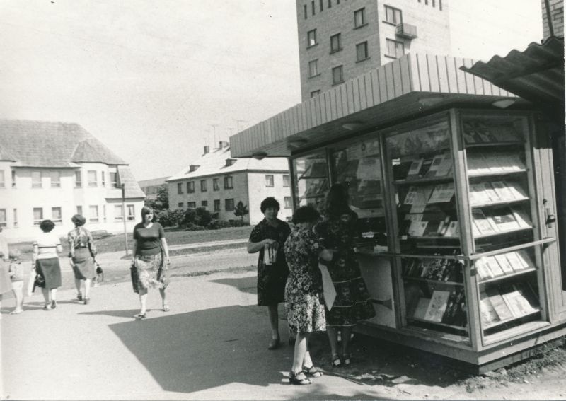 Foto. "Aiakirjanduslevi" kiosk Võidu tänaval Haapsalus. Foto V. Pärtel, 1979