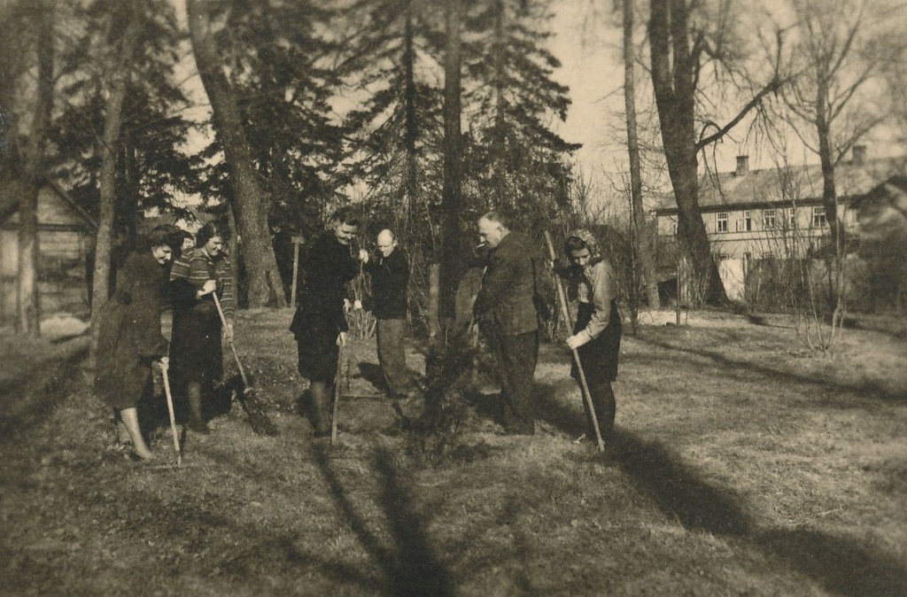 Foto. Apteegi töötajad Võru pargi koristustöödel 1946.a.