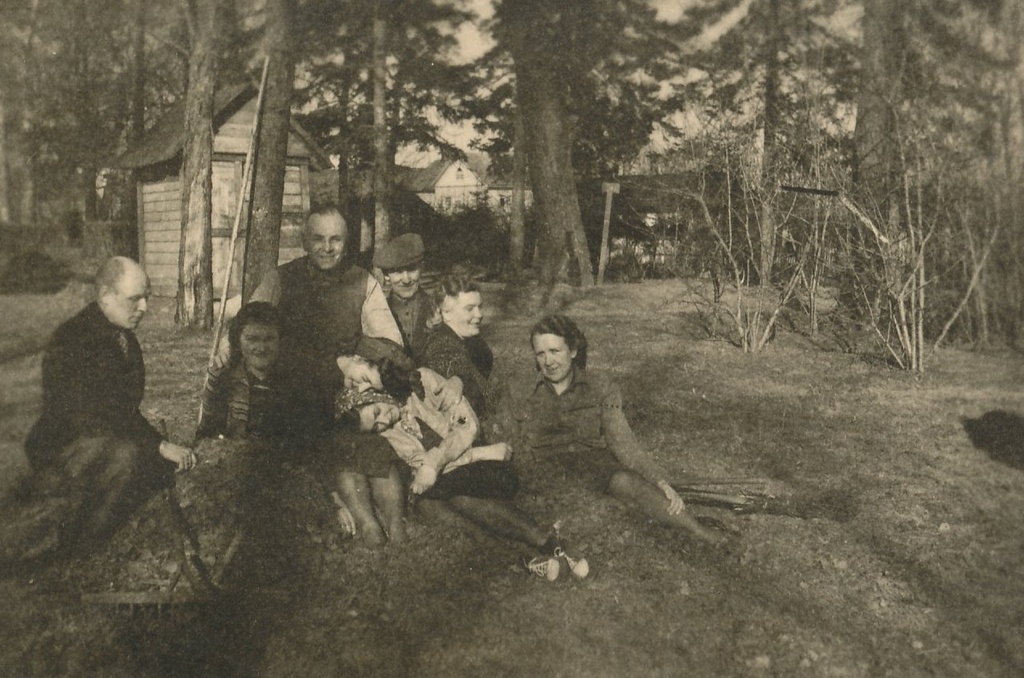 Foto. Apteegi töötajad Võru pargi koristustöödel 1946.a.