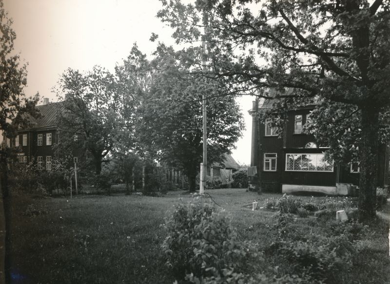 Photo. Virtsu railway station passenger building and western apartment. Black and white. Located: Hm 7975 - Technical monuments of Haapsalu district