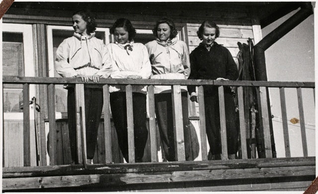 Neiud Kääriku spordibaasi rõdul