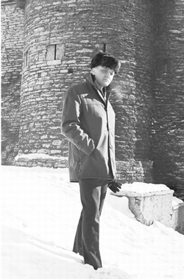 Luuletaja Arvi Siig seismas, käsi taskus Tallinna linnamüüri taustal.  similar photo
