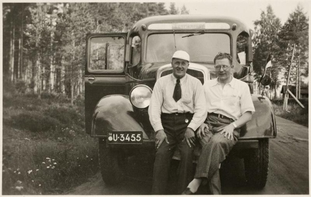 Kaks meest AS EKM (Eesti Kaupmeeste Majanduskeskus) ekskursioonibussi taustal