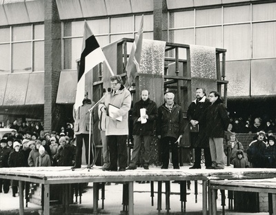 Rakvere, rahvakogunemine Turu platsil  similar photo