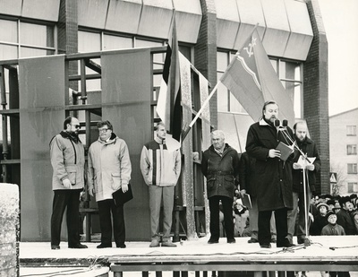 Rakvere, rahvakogunemine Turu platsil  similar photo