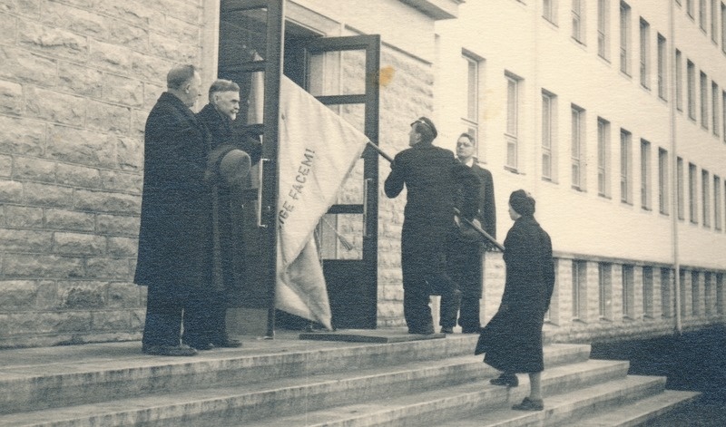 Rakvere Gümnaasiumi lipu majja viimine