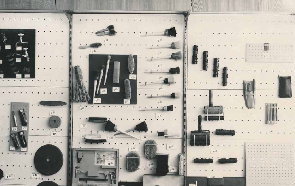 Rakvere KIT-i kauplusevitriin tööriistadega