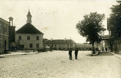 Kuressaare kesklinn, vaade Tallinna tänavalt turuplatsi poole  duplicate photo