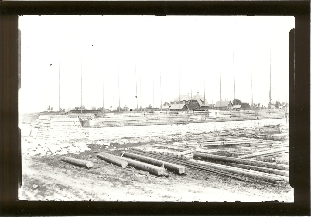 Foto. Endise Pikaküla mõisa seinapalgid Paide rahvamaja ehitusplatil 1927.a.