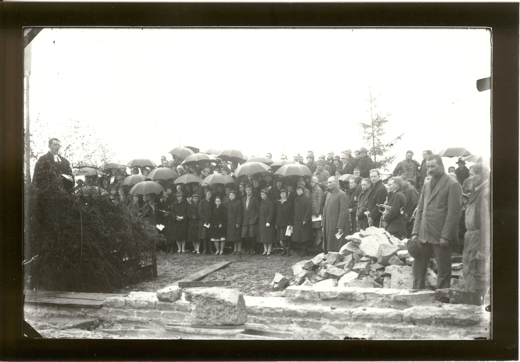 Foto. Paide rahvamajale nurgakivi panek 1927.a.