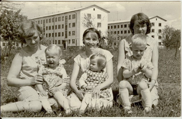 foto, emad lastega Paides Karja tänava lähedal peale1963