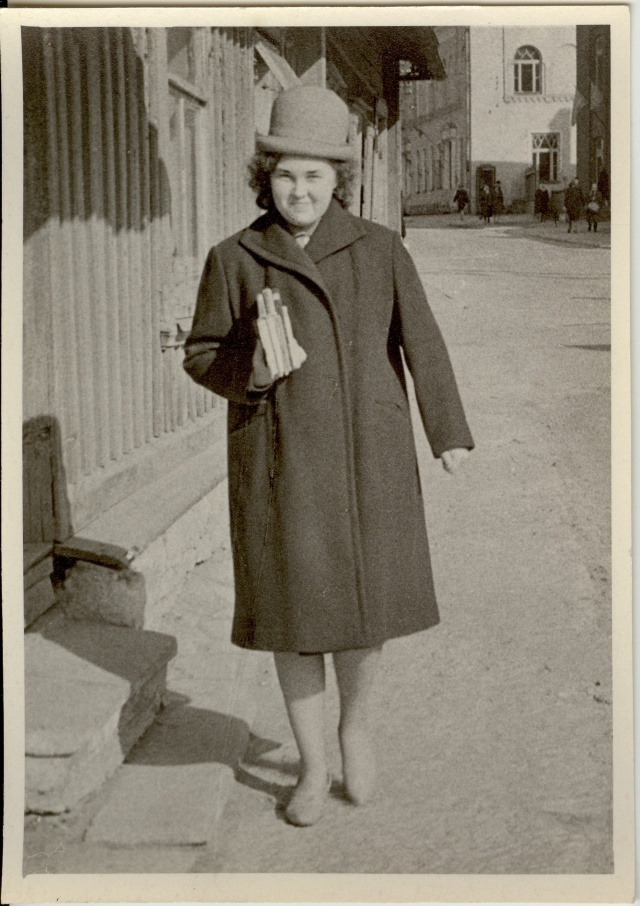 foto, Rita Konsap Paides Pärnu tänaval peale 1960