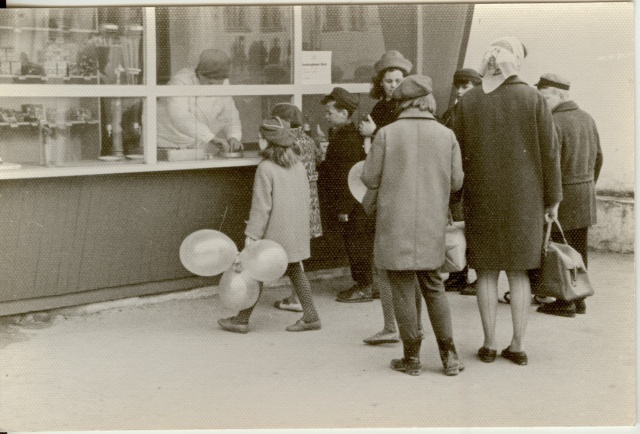 foto, inimesed kioski ees Paides peale 1960