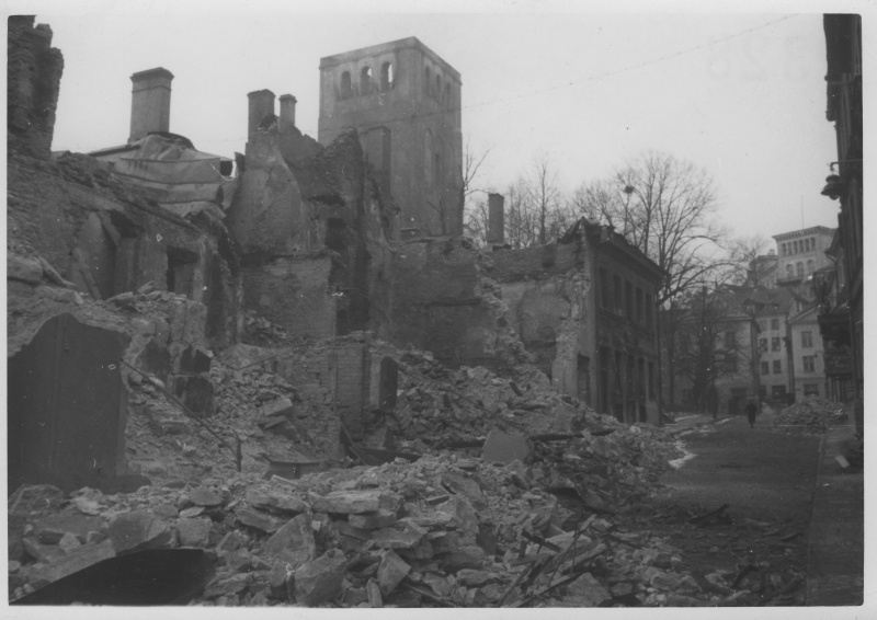 Tallinn peale põlemist 10.03.1944. Antoniuse kabel Nigulistes. Esiplaanil vasakul ahervaremed, nende taga Niguliste kiriku torn. Paremal tagaplaanil tänav. Tagaplaanil keskel hooned Rüütli ja Niguliste tänava nurgal.