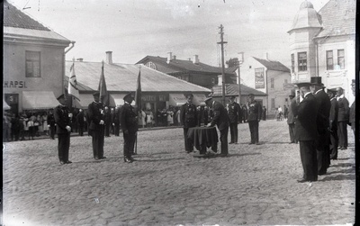 Pritsumeeste paraad Kuressaare kesklinnas  duplicate photo