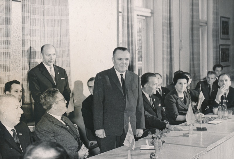 Jugoslaavia delegatsioon E. Vilde nim kolhoosis.