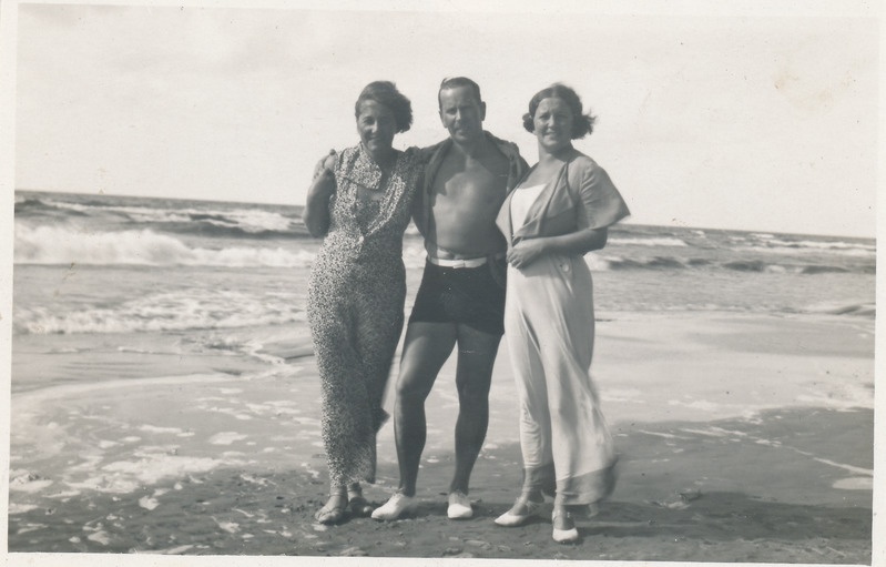 Hilda Kurtz sõpradega Narva-Jõesuus