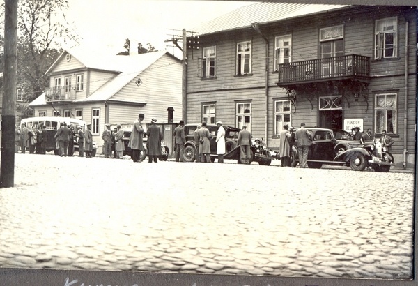 Foto Kuressaare sissesõidul Balti maanteelaste konverentsist osavõtjad augustis 1936.