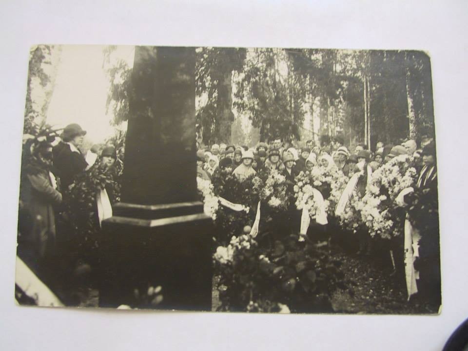 Opening of the grave monument of flowers in Suburg
