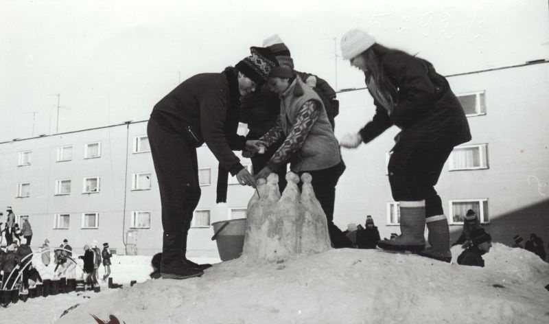 Lapsed lumelinna ehitamas