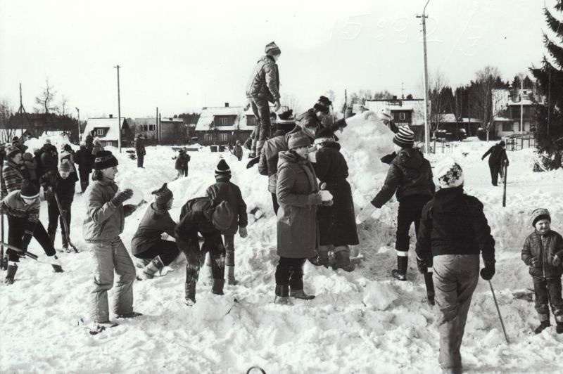 Lapsed lumelinna ehitamas