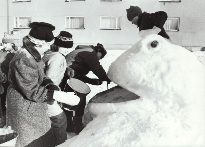 Lapsed lumelinna ehitamas