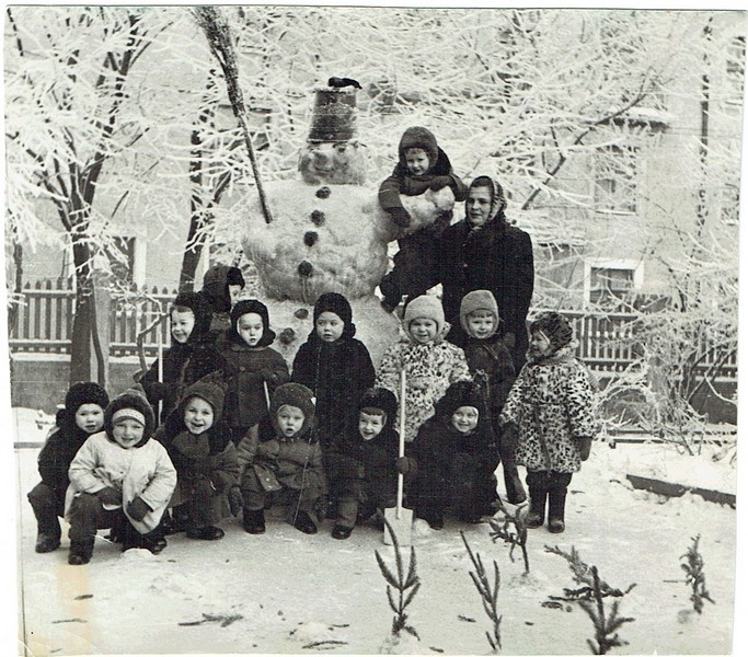 Lapsed õues lumememme juures, lasteaed nr. 1 Pöialpoiss