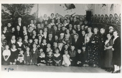 Valga politseijaoskonna töötajad perekondadega  similar photo
