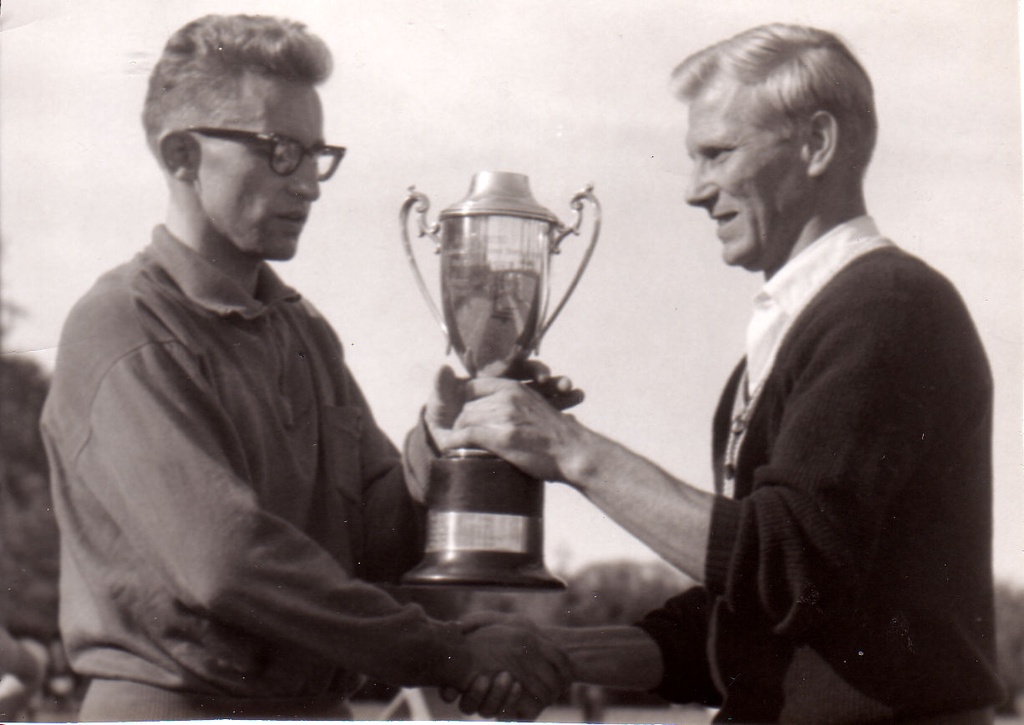 Erich Roodus autasustab Jaan Roosi Kanadas 1965/1966