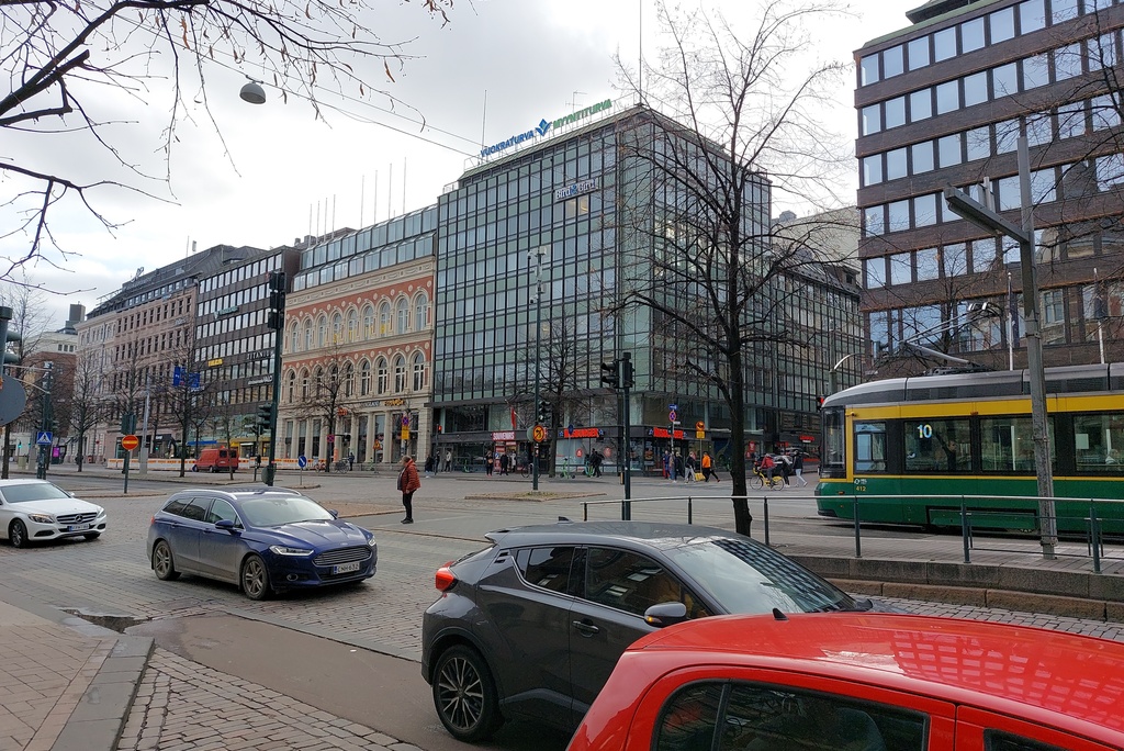 Oikealla Hotelli- ja liiketalo Marski, Mannerheimintie 10. Arkkitehti Einari Teräsvirta, 1961. Seuraavana vasemmalla Mannerheimintie 8. Arkkitehti Pauli Salomaa, 1960. City-inventointi. rephoto