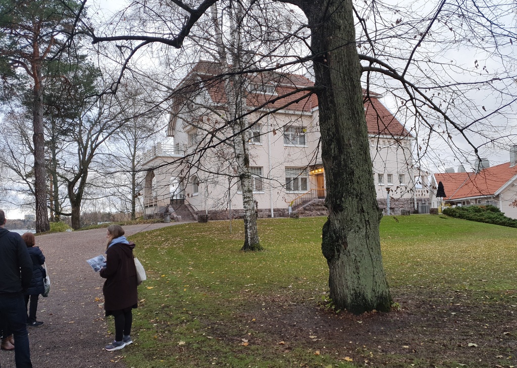 Tamminiemi Jörgen Nissenin aikana. Vasemmalla Lisbeth Nissen, oikealla Birgit Nissen. rephoto