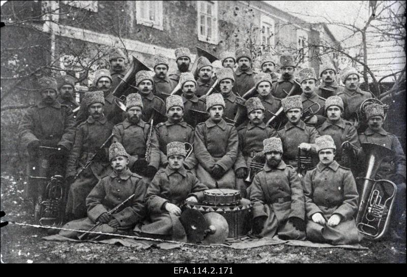 Vene 108.diviisi 430.Valga jalaväepolgu orkester, mille liikmetest enamus olid eestlased.