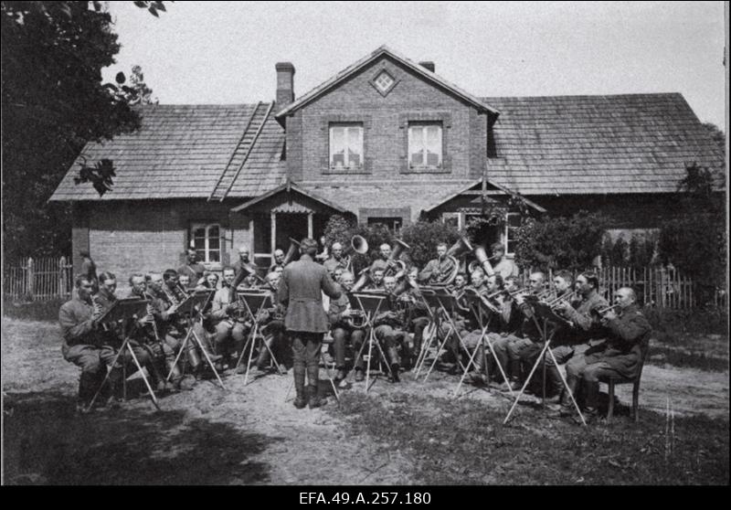 Vabadussõda. 1.Jalaväepolgu orkester harjutamas Adsel-Neuhofi (Jaunmuiža) mõisas.