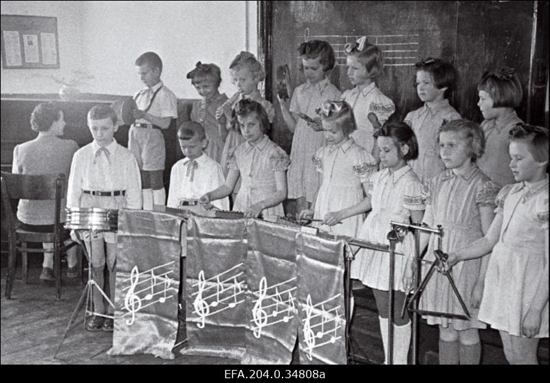 1959.a. vabariiklikul koolinoorte kunstilise isetegevuse ülevaatusel esikoha võitnud Torma C.R. Jakobsoni nimelise 7-klassilise kooli mudilasorkester harjutamas.